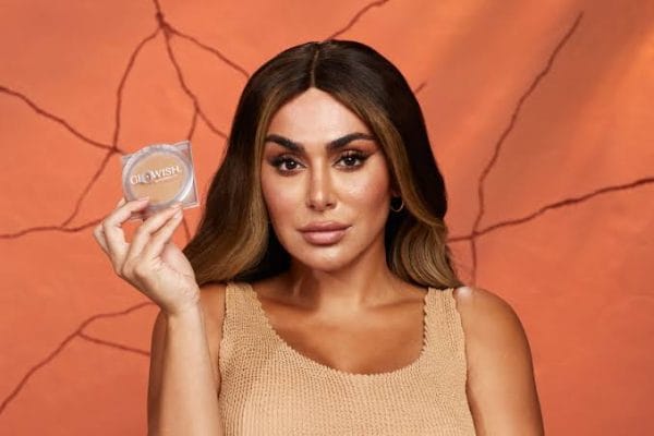 HUDA BEAUTY GloWish Luminous Pressed Powder - Image 3