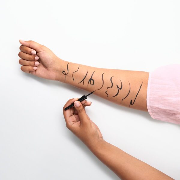 Essence Dip Eyeliner Waterproof 24h Long-Lasting 01 - Image 4